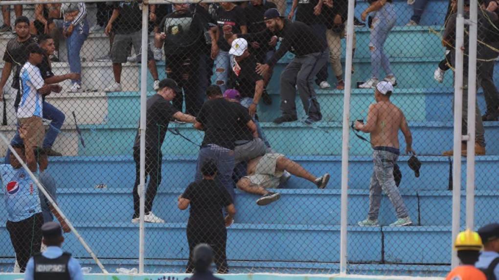 Aficionados de Motagua protagonizan pelea entre ellos en clásico capitalino