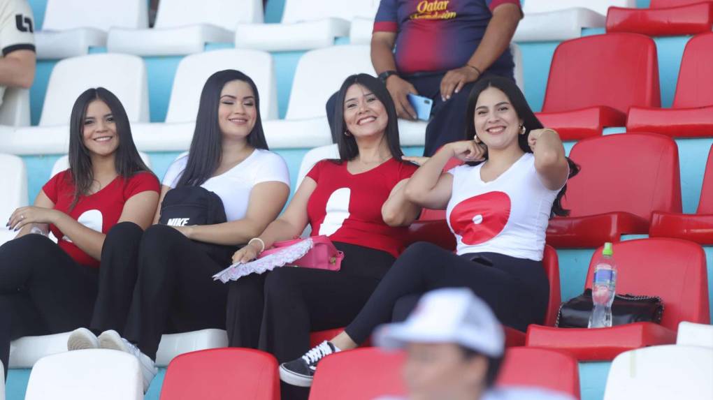 Bellas chicas en clásico capitalino, novias de jugadores de Motagua se roban miradas