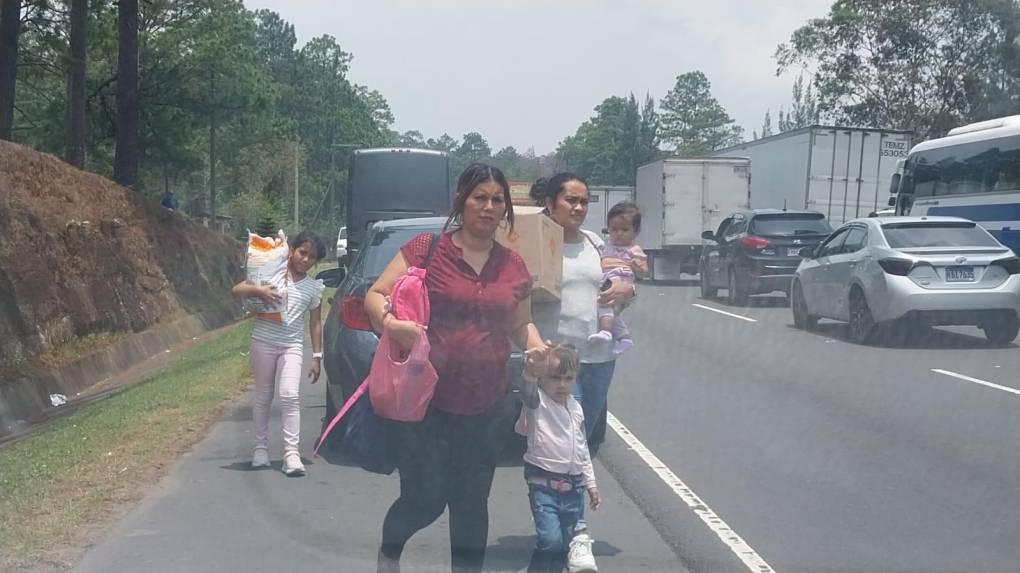 En zafarrancho y desalojo con agua terminó protesta de policías depurados en la carretera CA-5