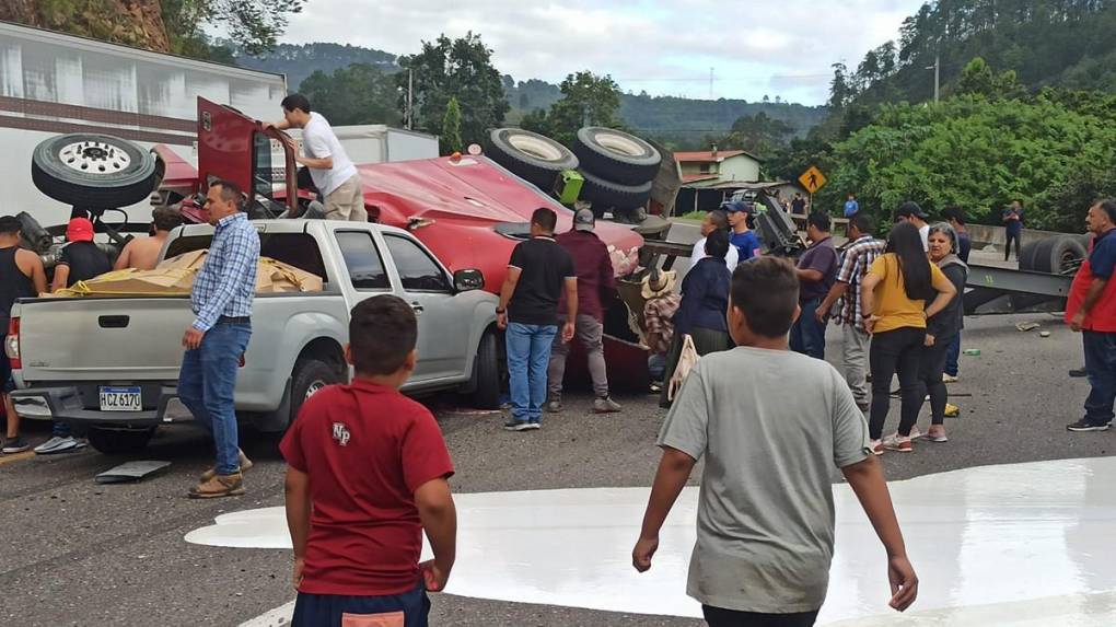 Un conductor atrapado y cuantiosos daños materiales: lo que dejó el accidente en la curva de Taulabé