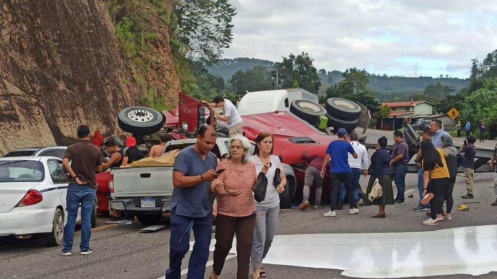 Un conductor atrapado y cuantiosos daños materiales: lo que dejó el accidente en la curva de Taulabé