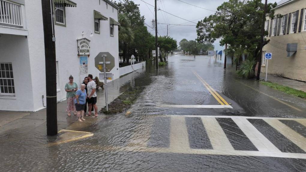 Huracán Debby ya es categoría 1 y toca tierra en Florida