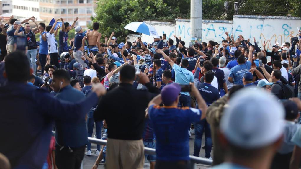 ¡Disturbios en el Nacional! Así fue la llegada de la barra del Motagua