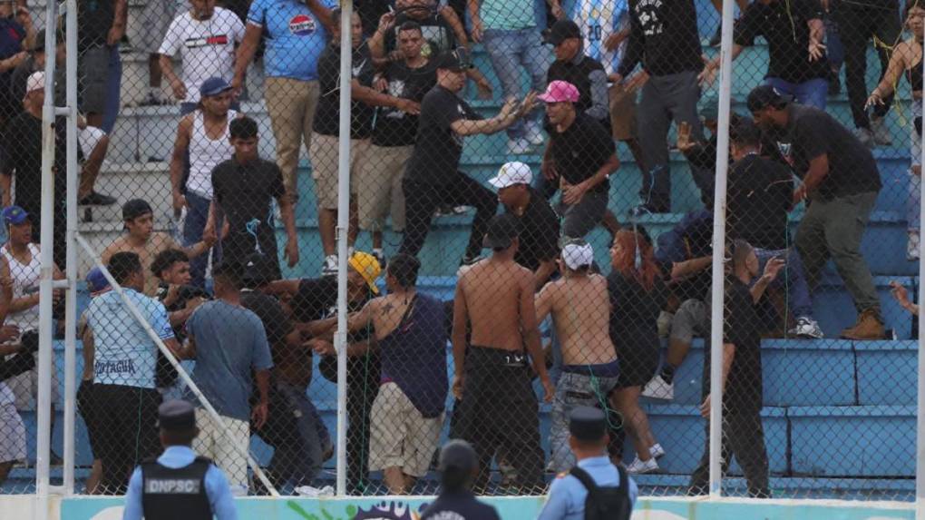 Aficionados de Motagua protagonizan pelea entre ellos en clásico capitalino