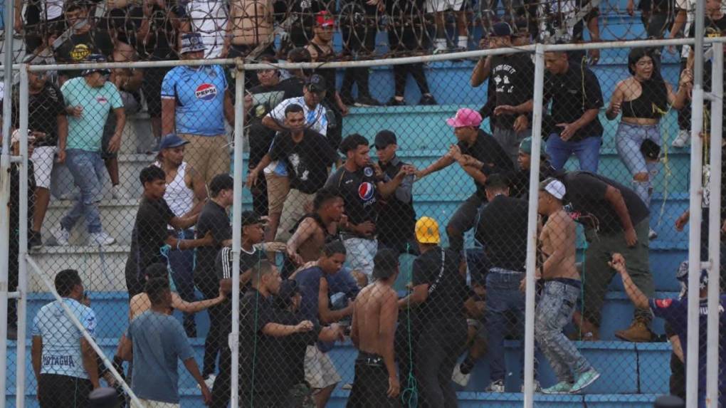 Aficionados de Motagua protagonizan pelea entre ellos en clásico capitalino