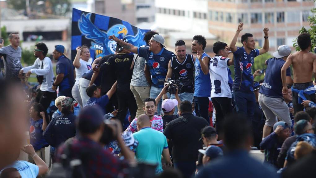 ¡Disturbios en el Nacional! Así fue la llegada de la barra del Motagua