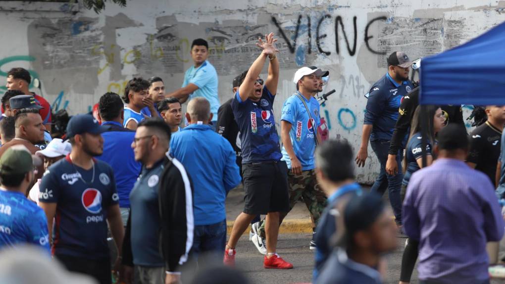 ¡Disturbios en el Nacional! Así fue la llegada de la barra del Motagua