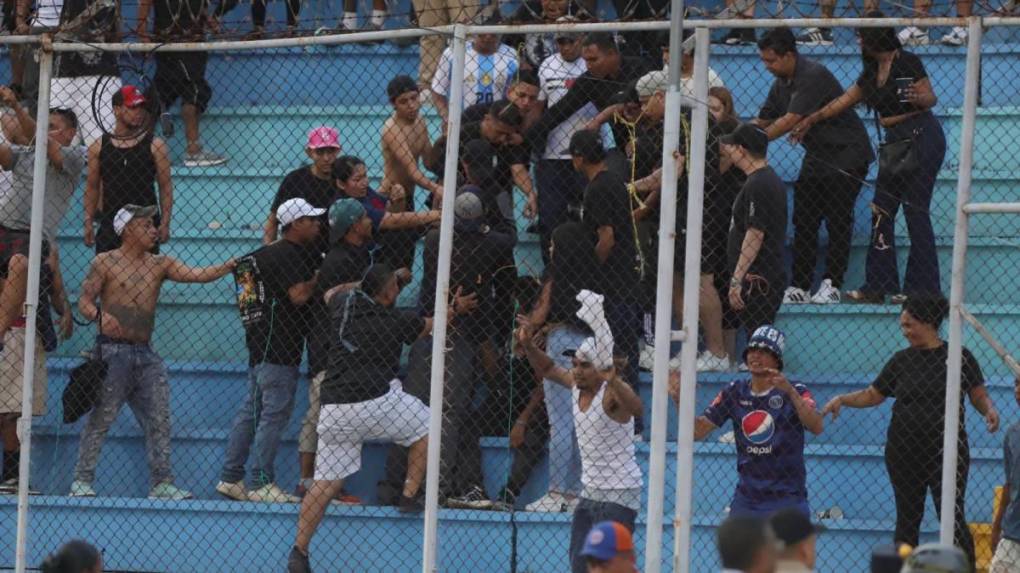 Aficionados de Motagua protagonizan pelea entre ellos en clásico capitalino