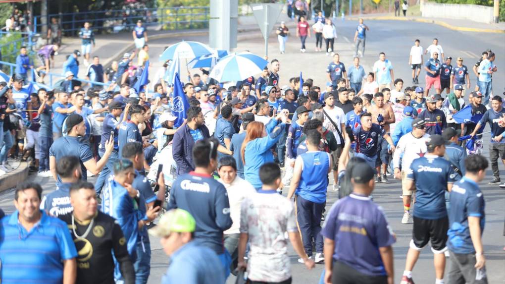 ¡Disturbios en el Nacional! Así fue la llegada de la barra del Motagua