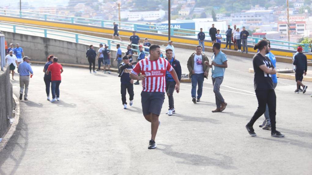 ¡Disturbios en el Nacional! Así fue la llegada de la barra del Motagua