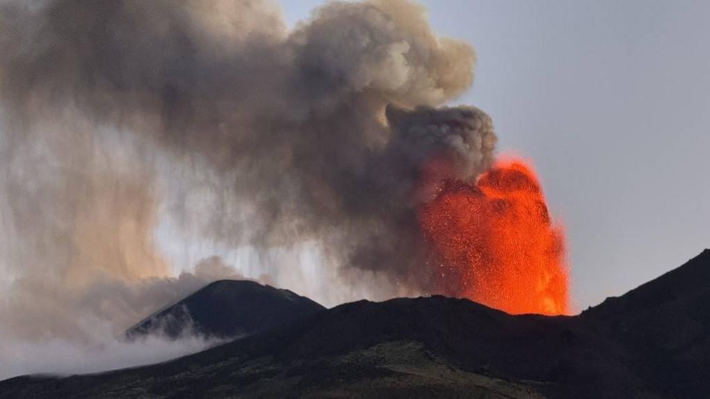 La impactante erupción de Etna, el mayor volcán activo de Europa