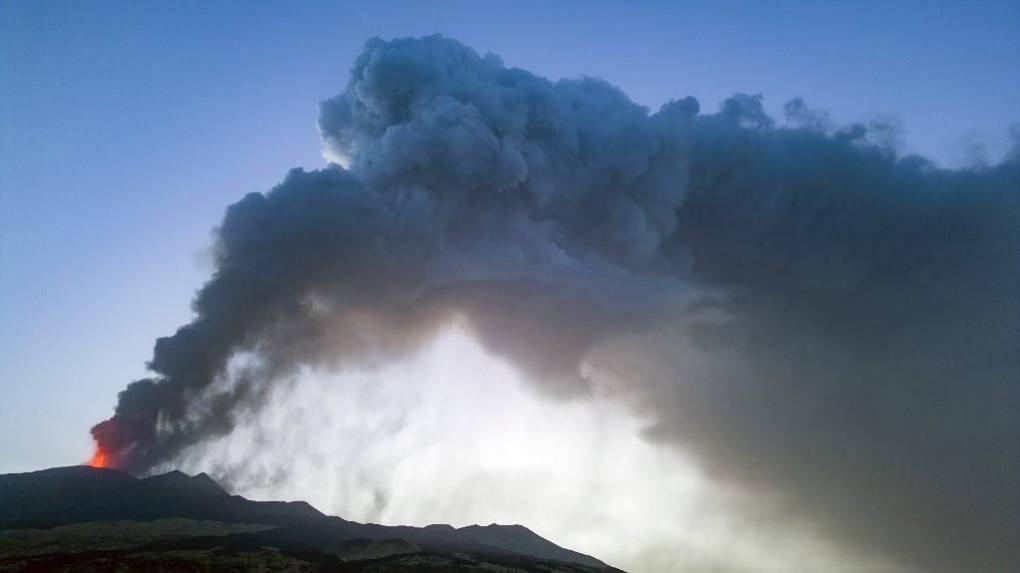 La impactante erupción de Etna, el mayor volcán activo de Europa