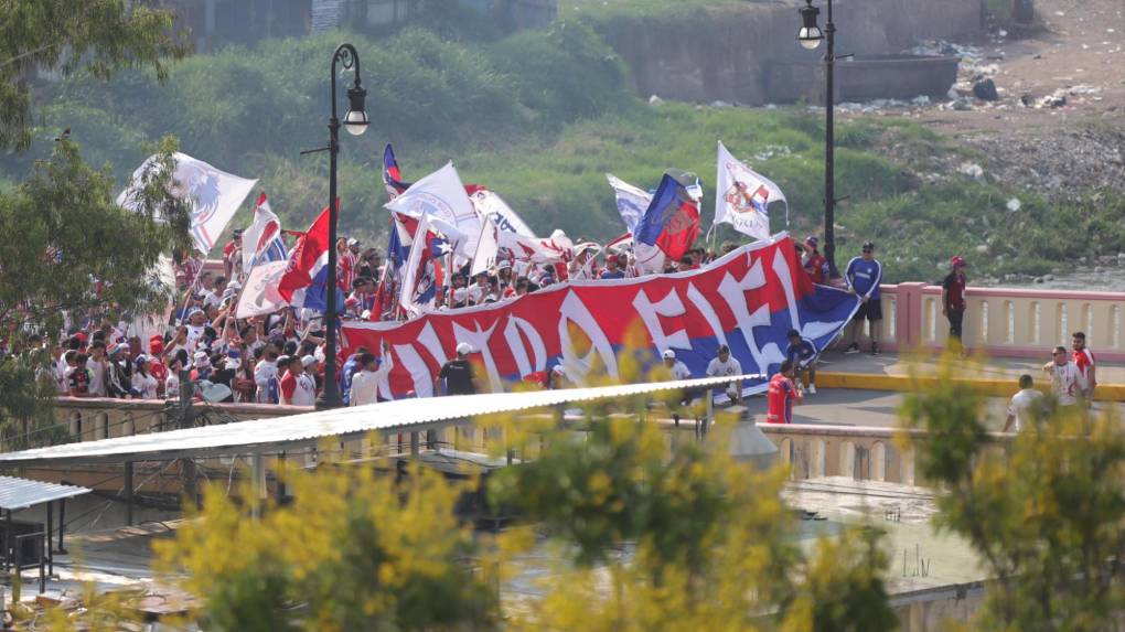 La majestuosa llegada de la Ultra Fiel para final de ida de Olimpia ante Marathón