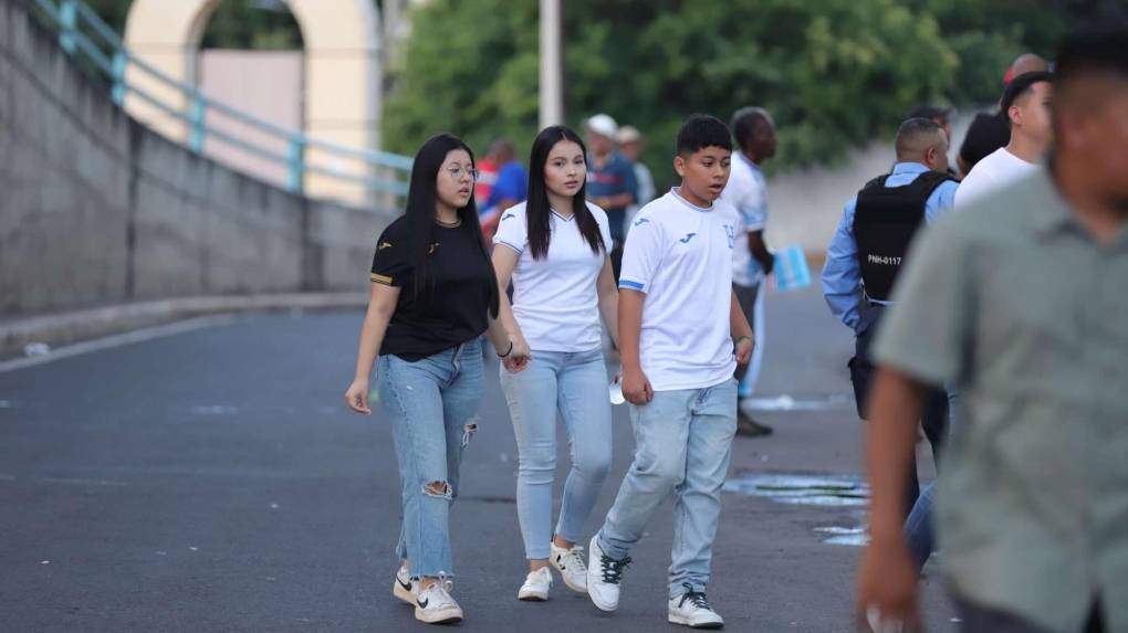 ¡Bellezas! El Nacional se llena de lindas chicas para el Honduras ante Jamaica