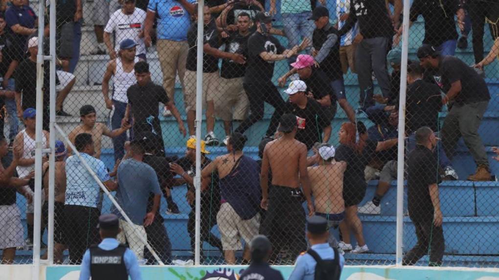 Aficionados de Motagua protagonizan pelea entre ellos en clásico capitalino