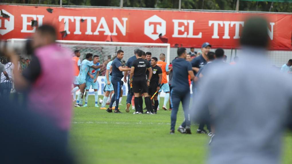 ¡NO SE VIO POR TV! El festejo, reacción de Diego y la respuesta de Auzmendi