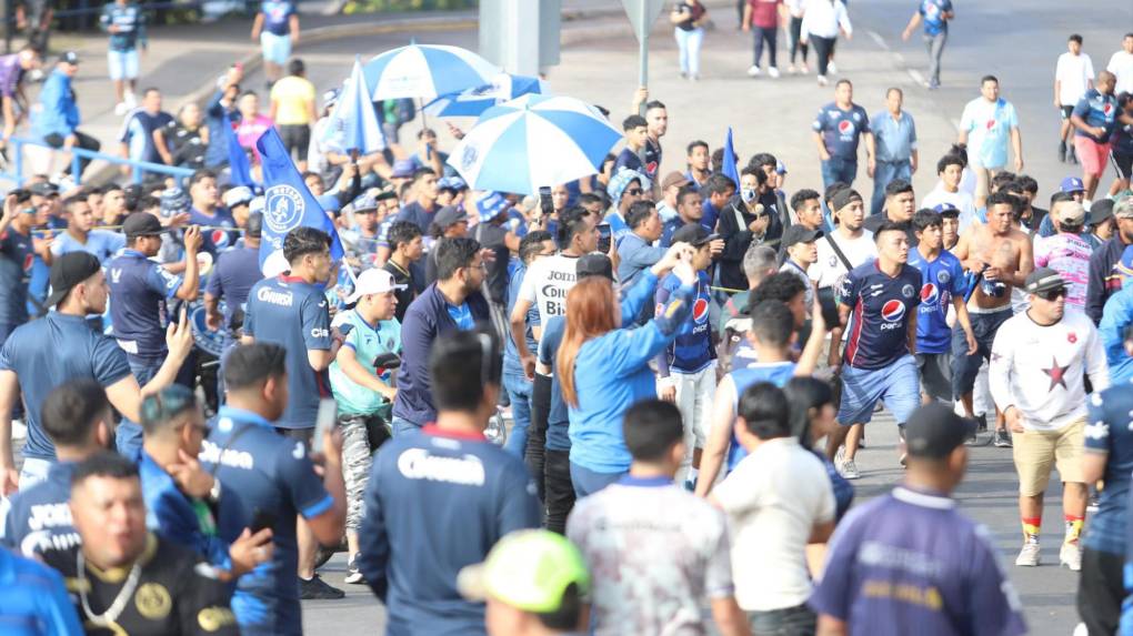 ¡Disturbios en el Nacional! Así fue la llegada de la barra del Motagua