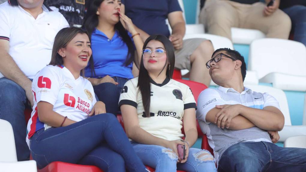 Bellas chicas en clásico capitalino, novias de jugadores de Motagua se roban miradas