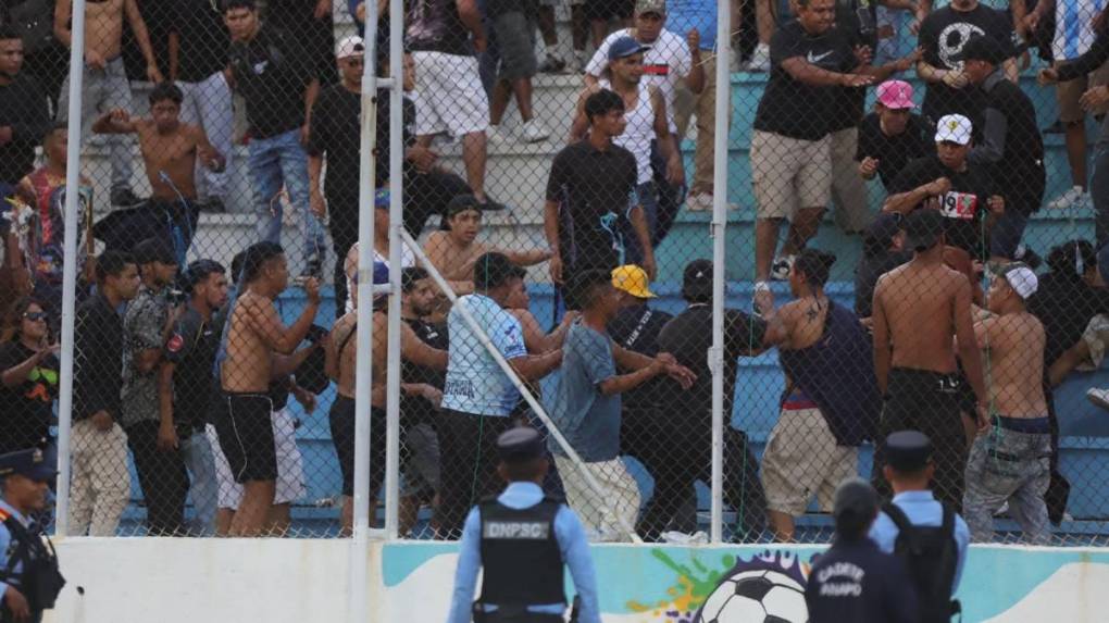 Aficionados de Motagua protagonizan pelea entre ellos en clásico capitalino