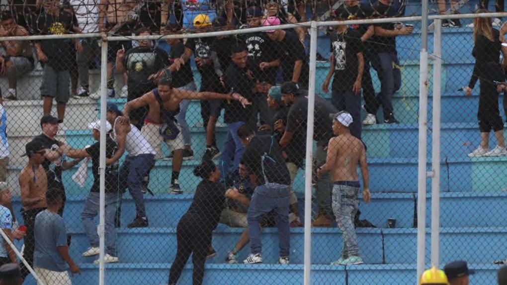 Aficionados de Motagua protagonizan pelea entre ellos en clásico capitalino