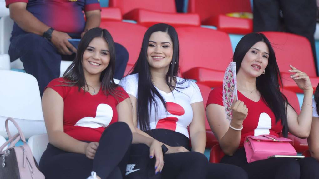 Bellas chicas en clásico capitalino, novias de jugadores de Motagua se roban miradas