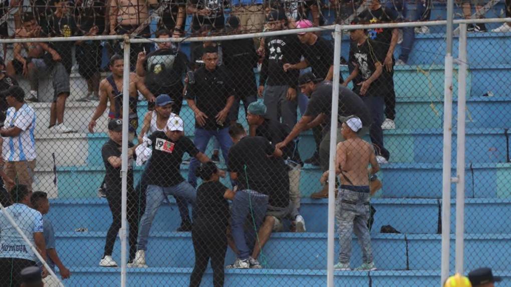 Aficionados de Motagua protagonizan pelea entre ellos en clásico capitalino