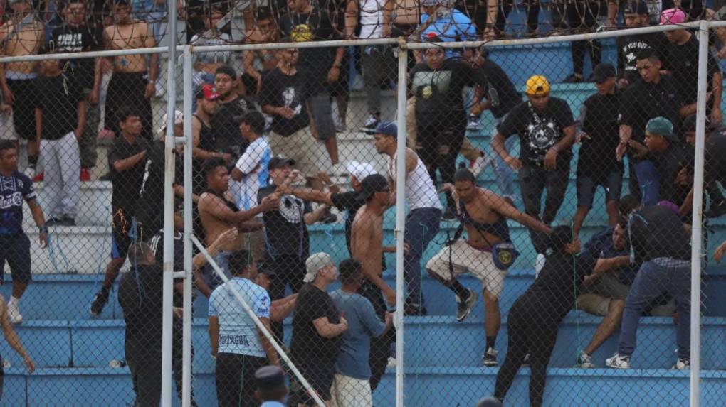 Aficionados de Motagua protagonizan pelea entre ellos en clásico capitalino