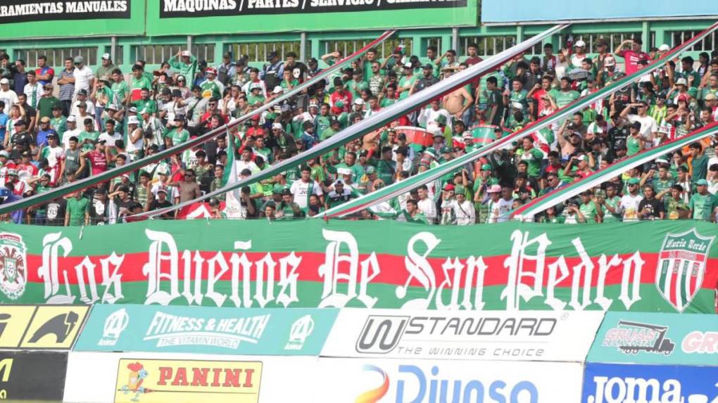 Bellas chicas, infiltrados y compañera de jugador de Marathón se roba las miradas en el clásico