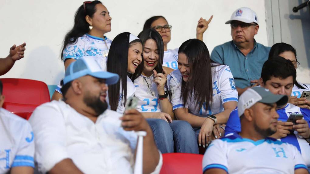 ¡Bellezas! El Nacional se llena de lindas chicas para el Honduras ante Jamaica