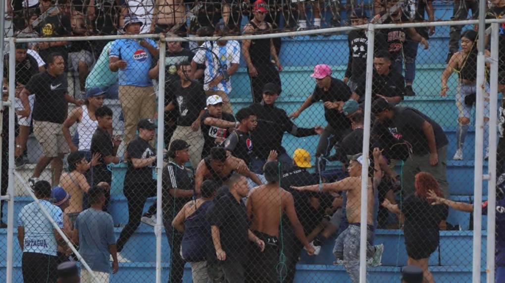 Aficionados de Motagua protagonizan pelea entre ellos en clásico capitalino