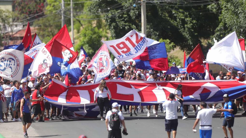 Olimpia - Motagua: ¡Ambientazo! Llegada de la Ultra Fiel al Estadio Nacional para el clásico