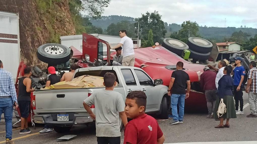 Un conductor atrapado y cuantiosos daños materiales: lo que dejó el accidente en la curva de Taulabé