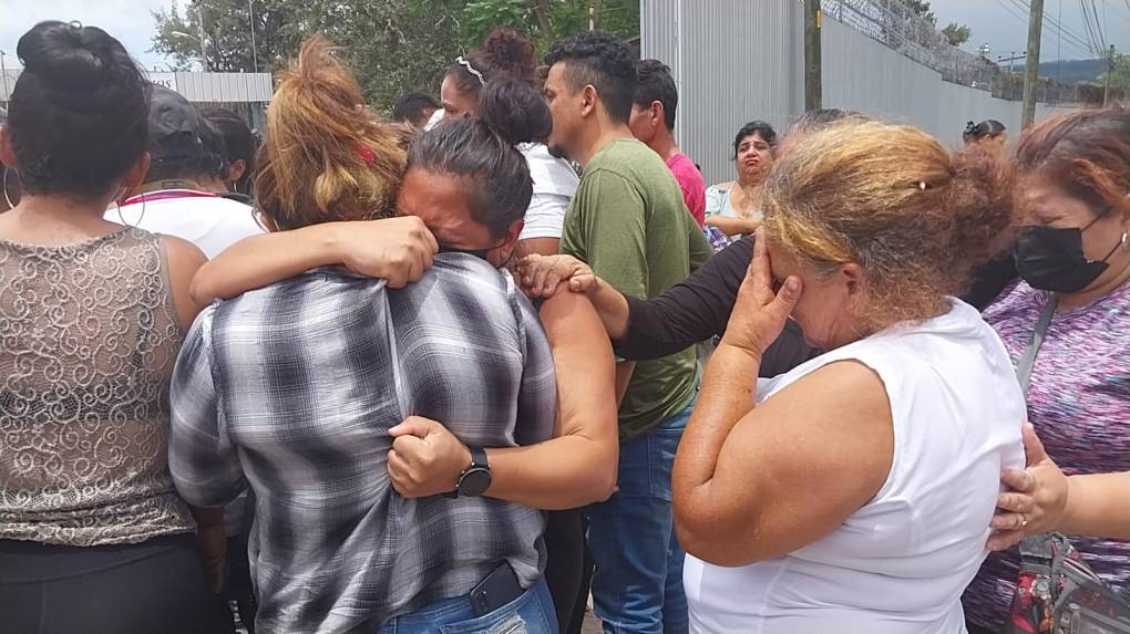 Angustia y dolor: Familiares desesperados exigen respuestas sobre la matanza en PNFAS