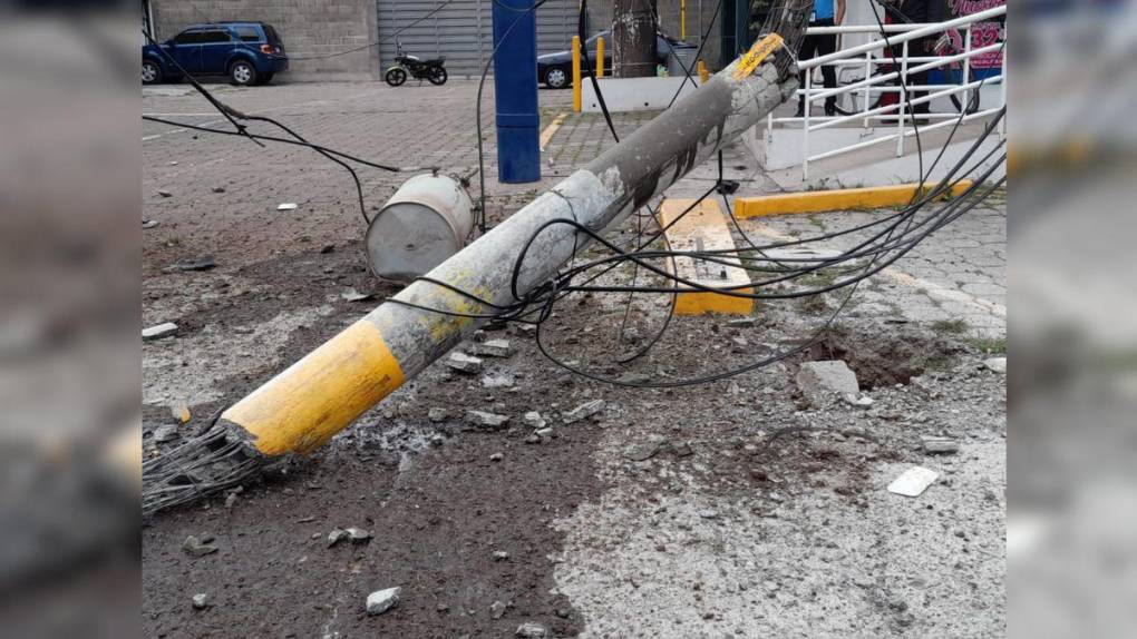 Heridos, un carro destruido y zonas sin energía eléctrica: detalles del accidente en el bulevar Morazán