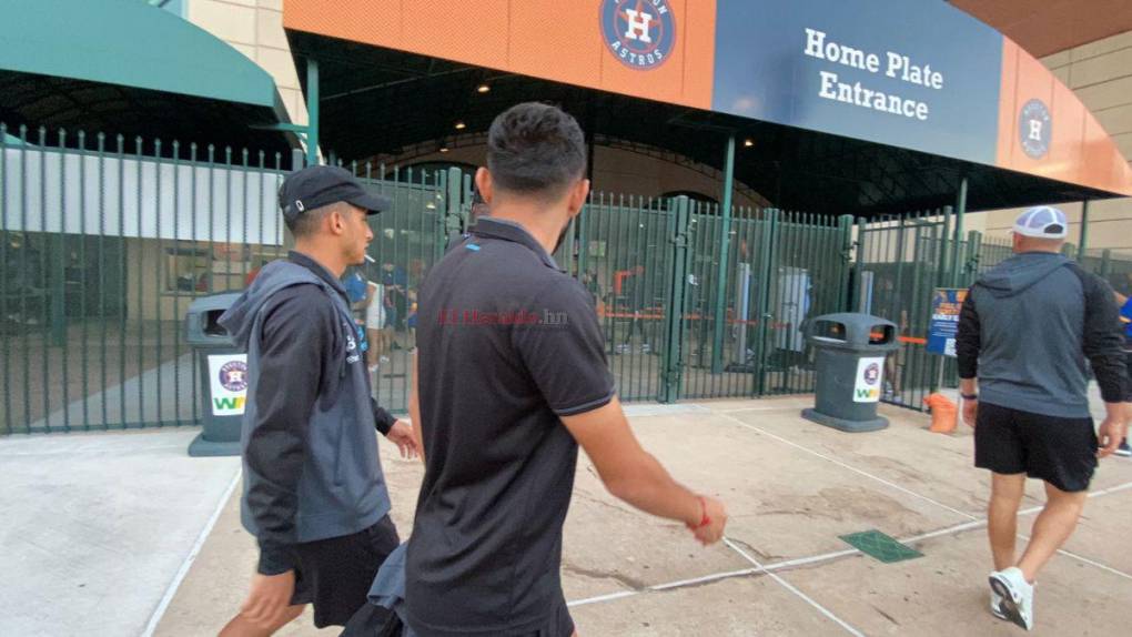 Jugadores de la Selección de Honduras llegaron al Minute Maid Park para apoyar a Mauricio Dubón y a los Astros