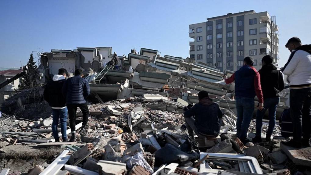 Historia detrás de la foto de un padre sosteniendo la mano de su hija muerta bajo escombros del sismo en Turquía y Siria