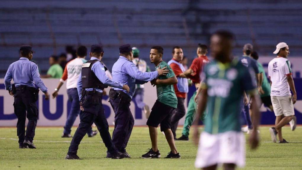 Lamentables imágenes: El enfrentamiento entre barras en el clásico sampedrano