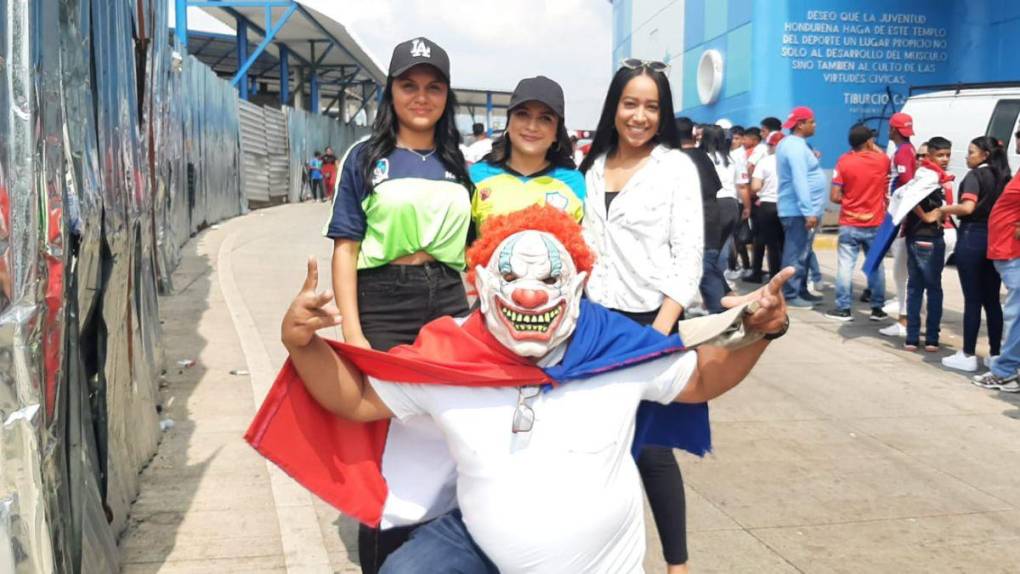 Aficionados olanchanos sorprenden en Tegucigalpa apoyando a los Potros