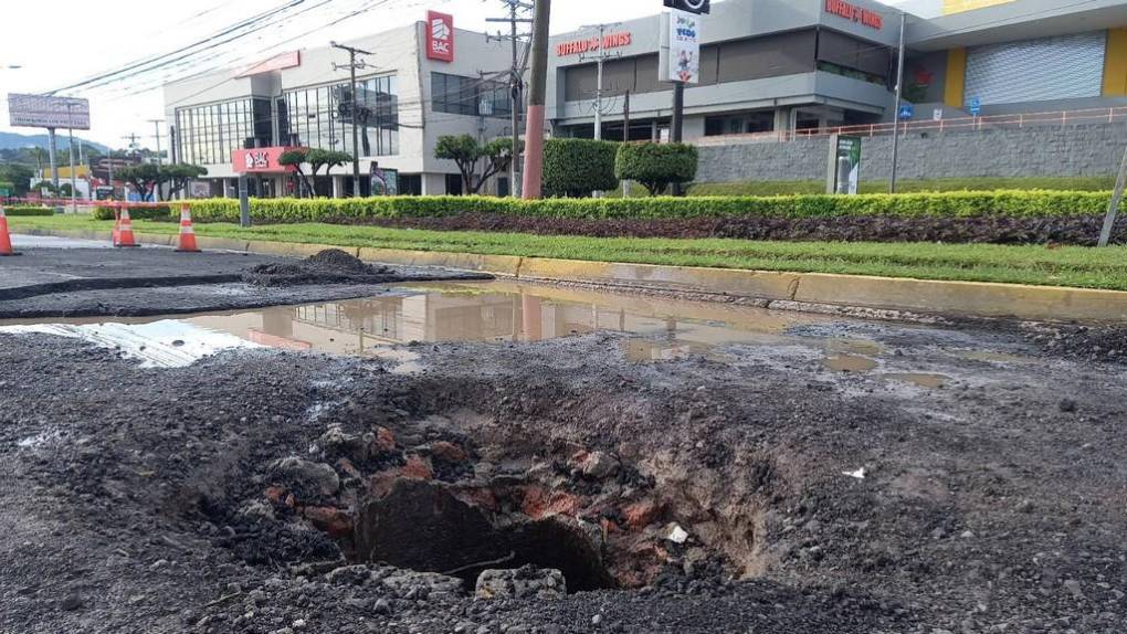 Socavones, carros destrozados y el agua hasta el cuello: Los daños de Bonnie en El Salvador