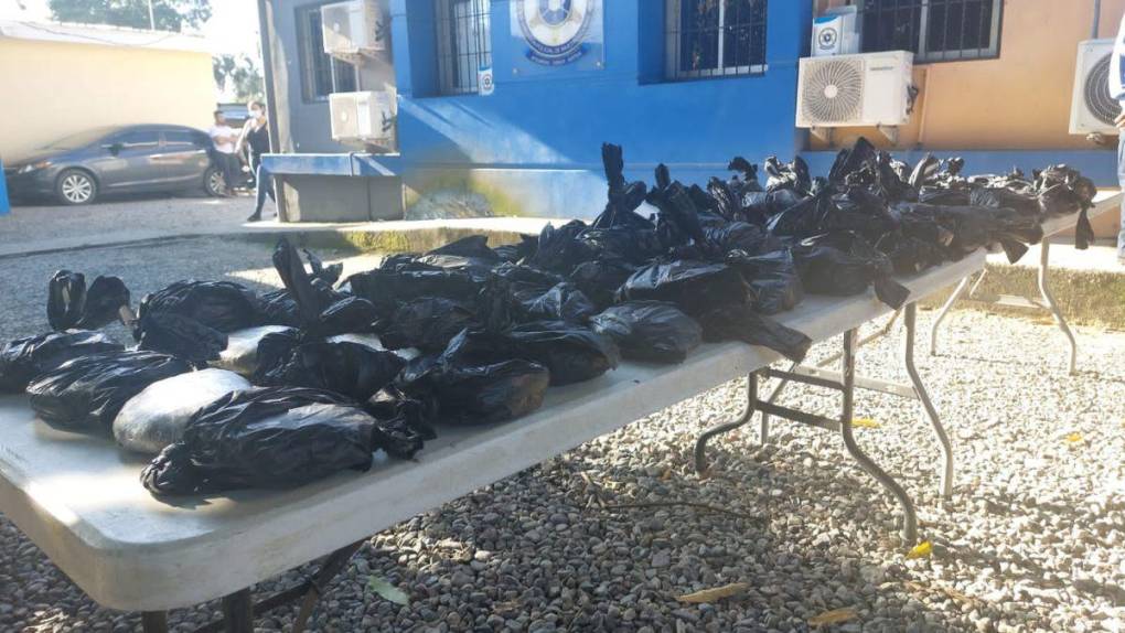 Hombre escondía decenas de paquetes de droga en caleta de vehículo en La Ceiba