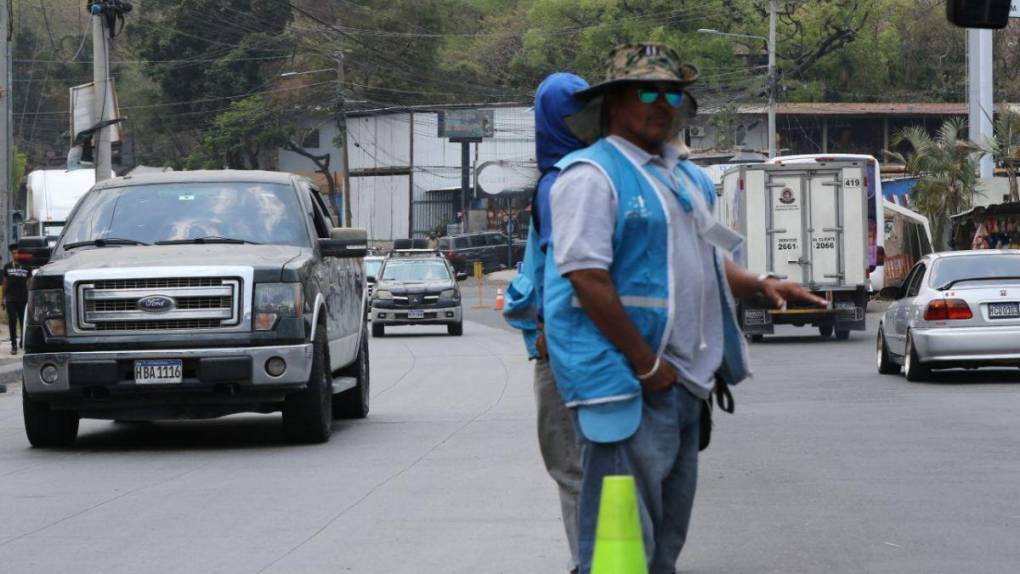 En caravana retornan veraneantes a la capital tras feriado de Semana Santa