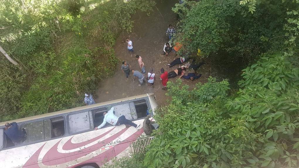 Dolorosas imágenes de accidente en carretera a Olancho: la muerte de bebés y difícil rescate de víctimas