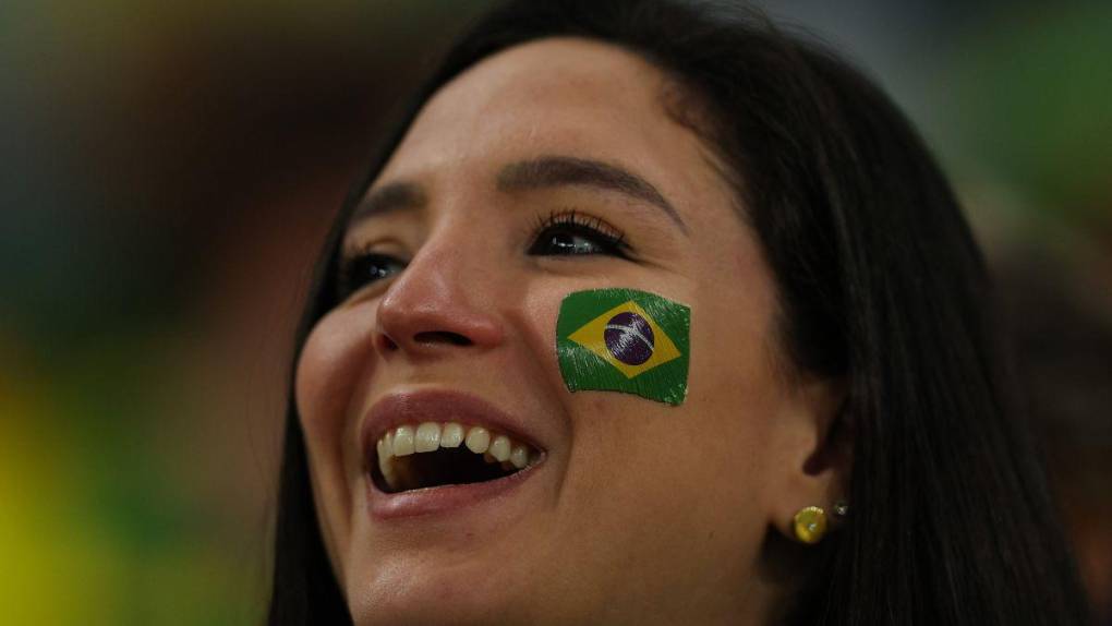 ¡Duelo de bellezas! Hermosas aficionadas de Croacia y Brasil engalanan las graderías en Qatar