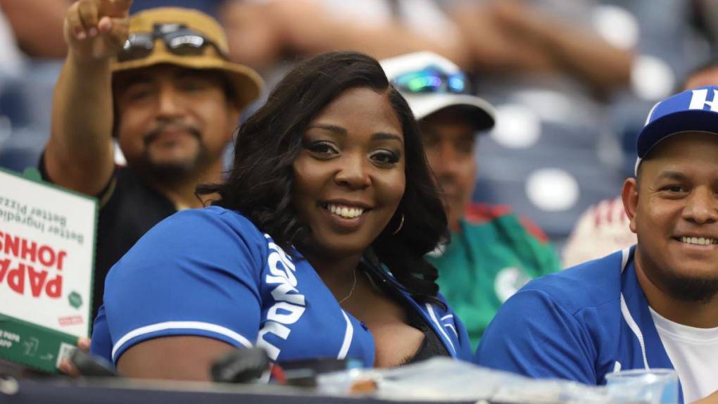 Duelo de bellezas: guapas aficionadas de Honduras y México engalanan el NRG Stadium