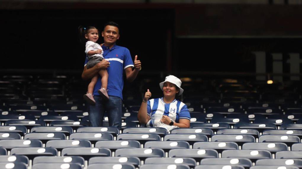 Gran ambiente: aficionados llegan al NRG Stadium para presenciar el Honduras-México en la Copa Oro 2023