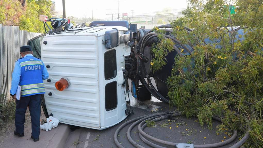 Cisterna casi provoca tragedia al volcarse en anillo periférico