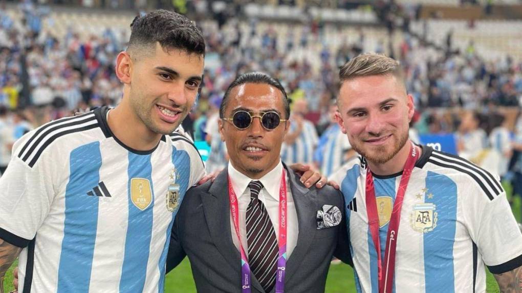 FIFA investiga a chef Salt Bae por colarse en la celebración de Argentina