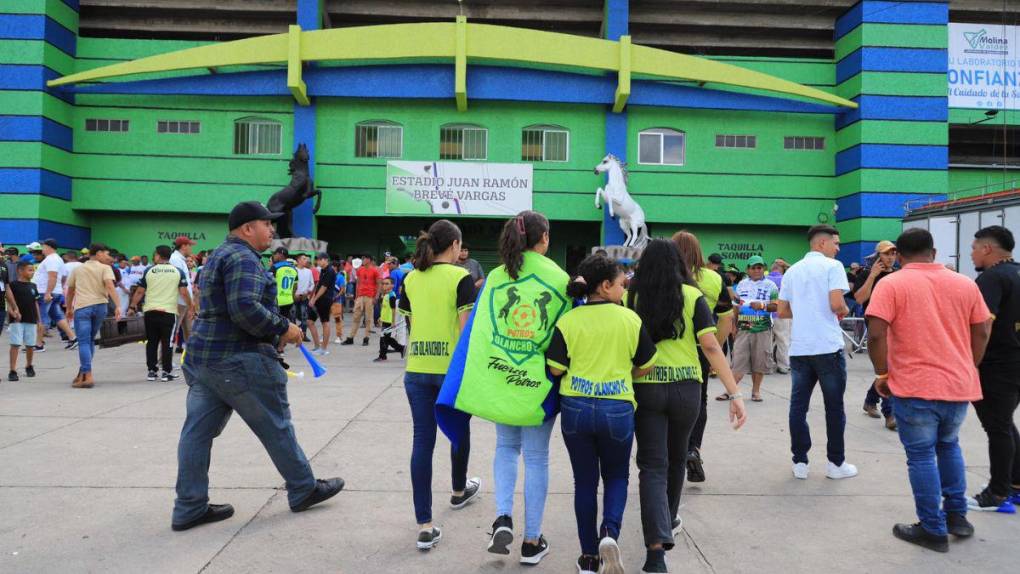 Largas filas, gran colorido y bellas mujeres: el ambiente previo a la semifinal Olancho FC - Real España