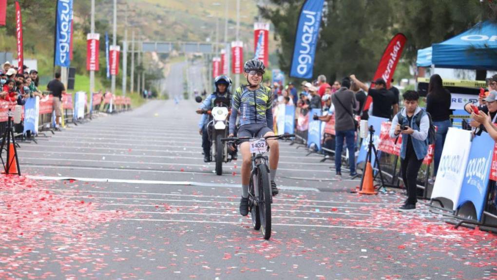 Con carteles, pompones y en familia apoyan a ciclistas en la Vuelta 2022 de El Heraldo