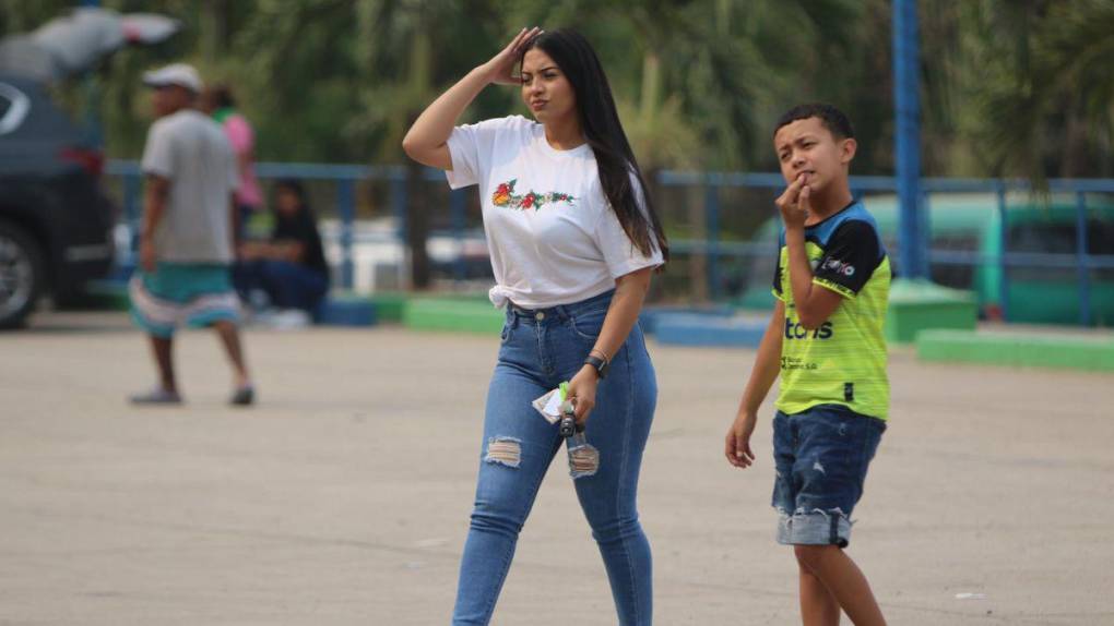 Lucha por no descender, aficionados fieles y las bellezas: así se vive el ambiente en los estadios de la Liga Nacional